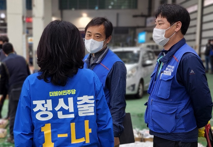 ▲ 지역구 곳곳을 방문하는 정신출 후보