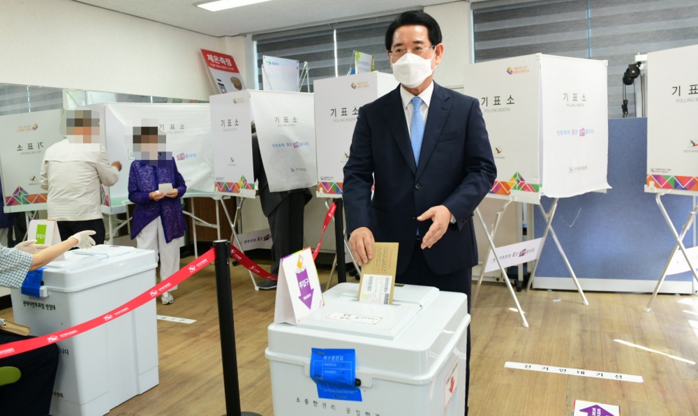 ▲ 목포 옥암동 행정복지센터에서 사전투표 한 김영록 도지사 후보