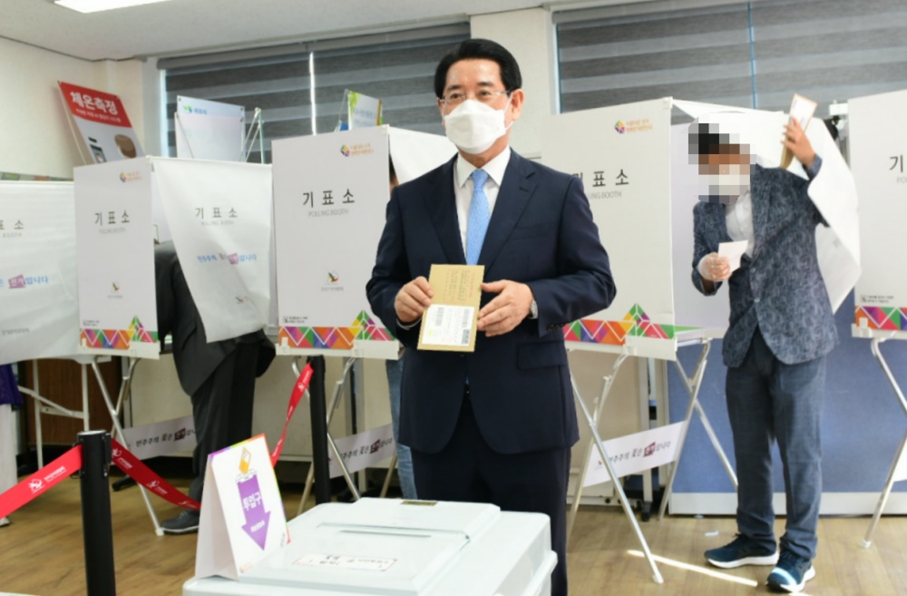 ▲ 목포 옥암동 행정복지센터에서 사전투표 한 김영록 도지사 후보