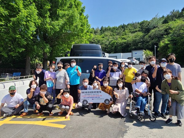 ▲ 칠성재활용(주)(대표 김민석)에서 여수시장애인종합복지관(관장 강춘안)에 차량을 기증하고 있다.