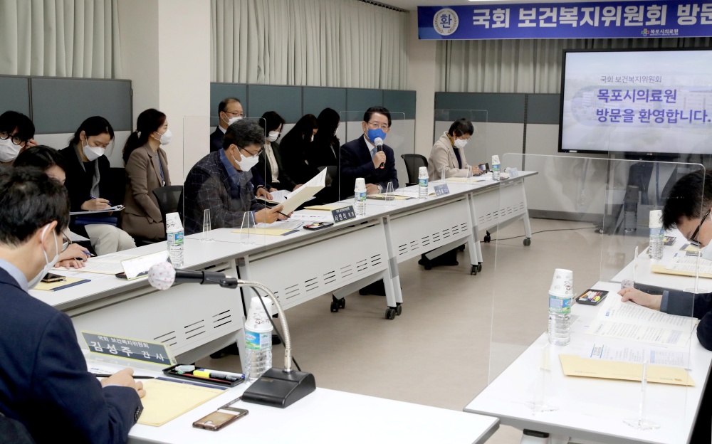 ▲ 김영록 전라남도지사가 지난해 11월 목포시 코로나19 방역상황 및 감염병 전담병원 운영현황 파악을 위해 목포시의료원 현장을 방문한 국회 보건복지위의원들에게 지역 현안을 건의하고 있다.