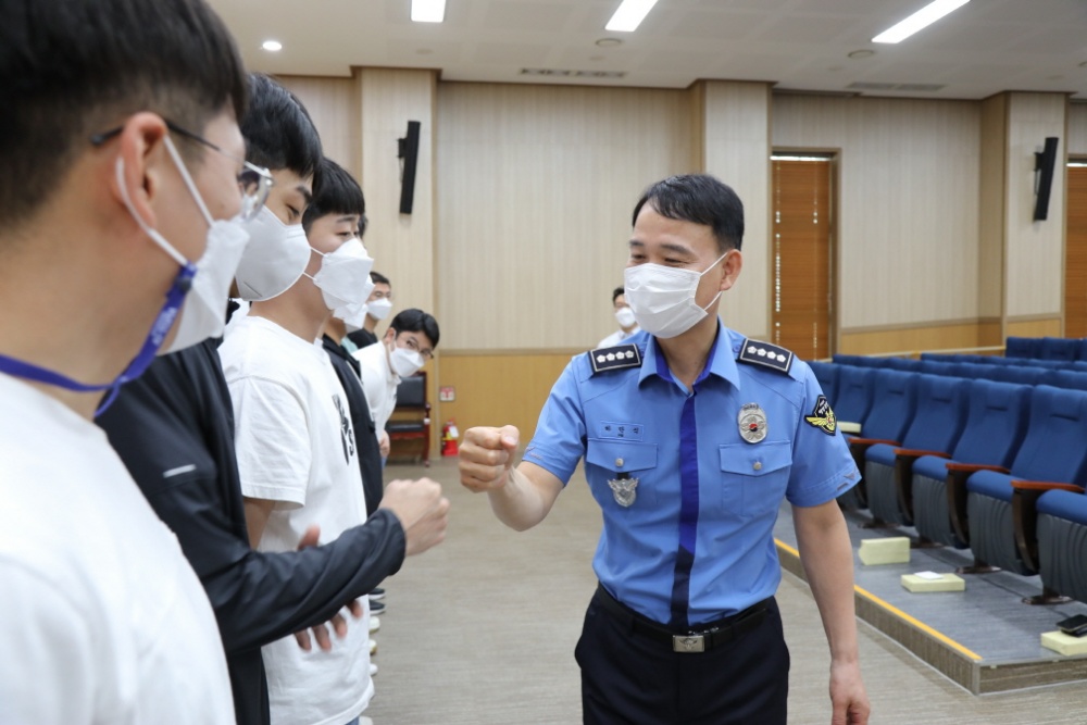 ▲ 하만식 서장이 의무경찰과 인사를 나누고 있다.