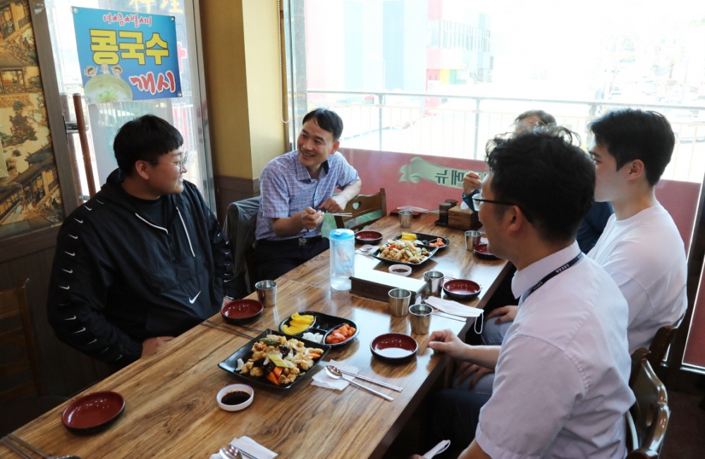 ▲ 의경과 점심식사 하는 하만식 서장