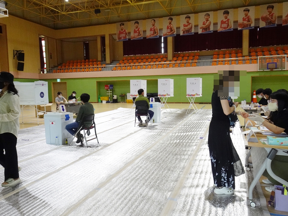 ▲ 여수 쌍봉동 제1투표소인 쌍봉초등학교 체육관 모습