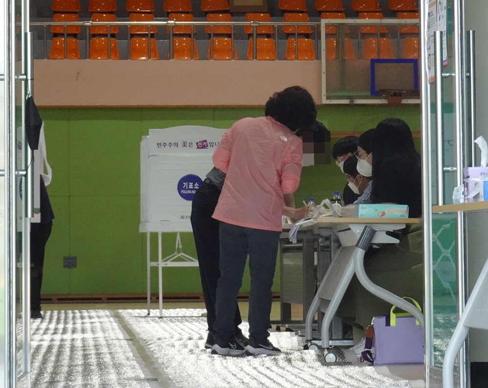 ▲ 유권자가 서명을 하고 있다.