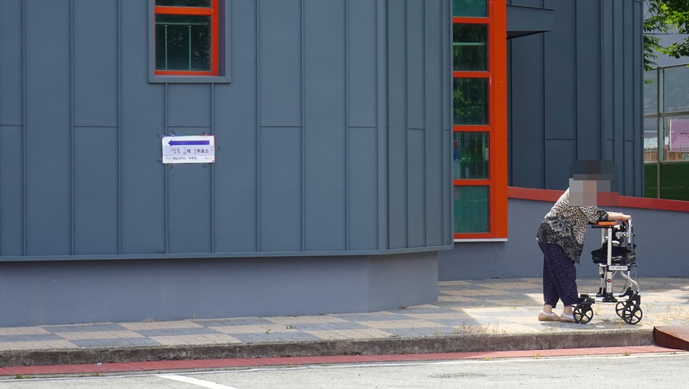 ▲ 투표를 마친 어르신이 학교 밖으로 나가고 있다.