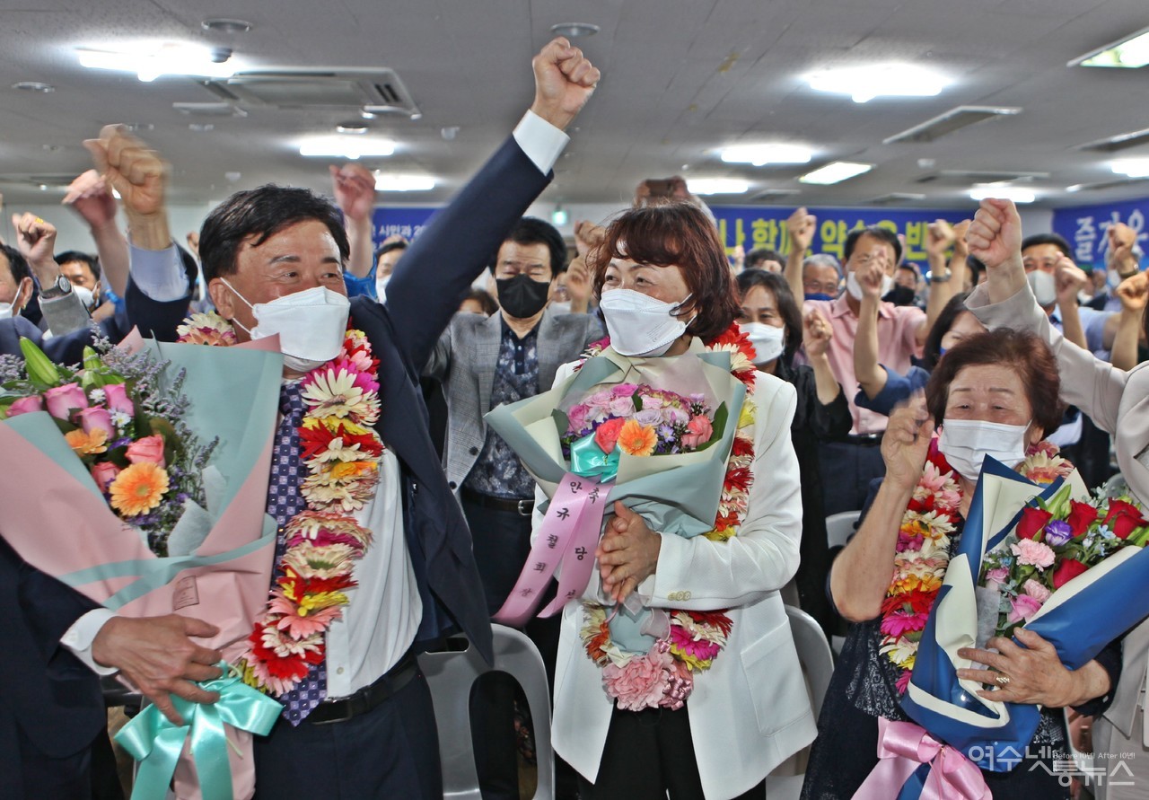▲ 정기명 당선인이 당선 소식을 전해 듣고 가족 및 지지자들과 함께 기뻐하고 있다.ⓒ정기명 당선인 제공