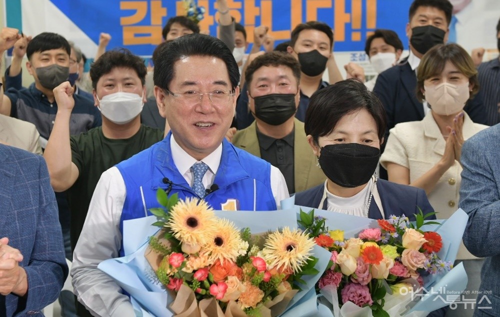 ▲ 김영록 전남도지사 당선인이 꽃다발을 받아들고 기뻐하고 있다.ⓒ김영록 당선인 제공