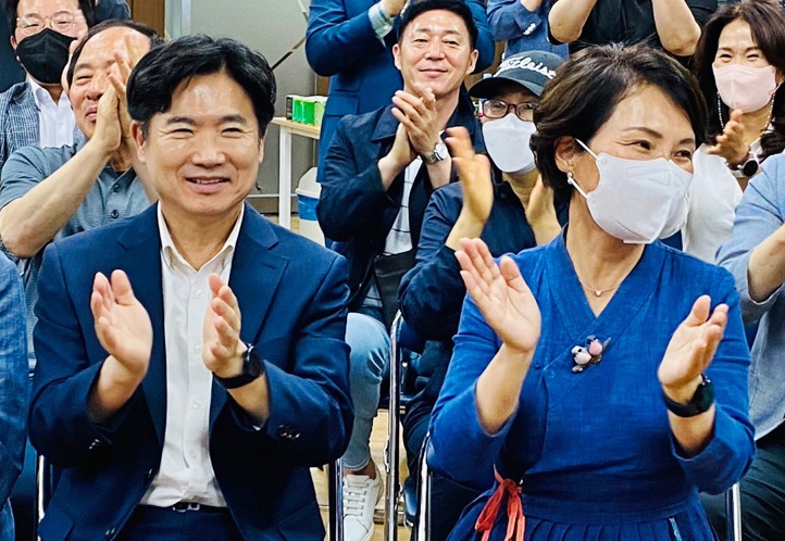 ▲ 김대중 전남교육감 당선인이 지지자들과 함께 환하게 웃고 있다.ⓒ 김대중 당선인 제공