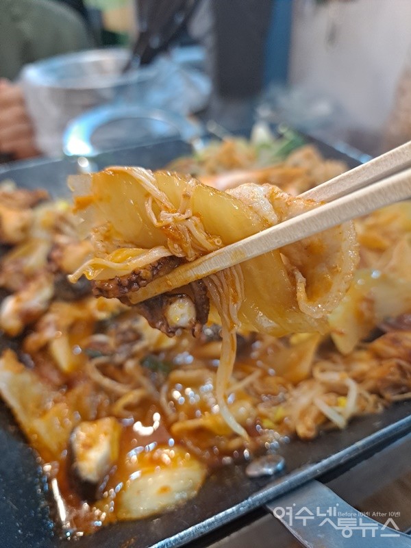 ▲돌문어, 묵은지, 삼겹살이 한데 어우러진 돌문어삼합이다.  ⓒ조찬현