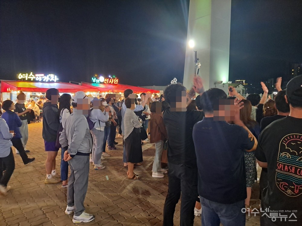 ▲ 여수 낭만포차 거리에서 열리는 낭만버스킹은 늘 열정이 넘친다. ⓒ조찬현