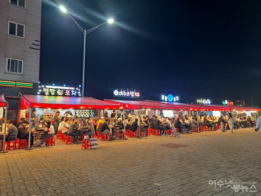 ▲낭만이 출렁이는 여수 낭만포차 거리 전경이다.  ⓒ조찬현