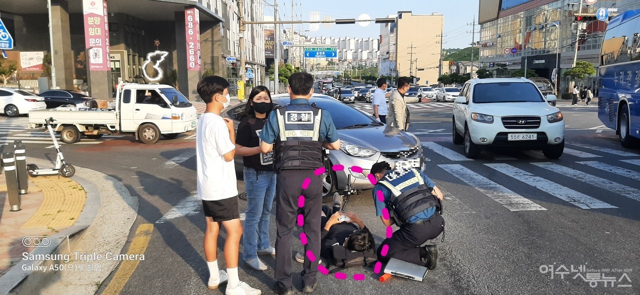▲ 전동킥보드와 승용차가 추돌해 고교생이 도로에 쓰러진 모습 ⓒ최정필 제공