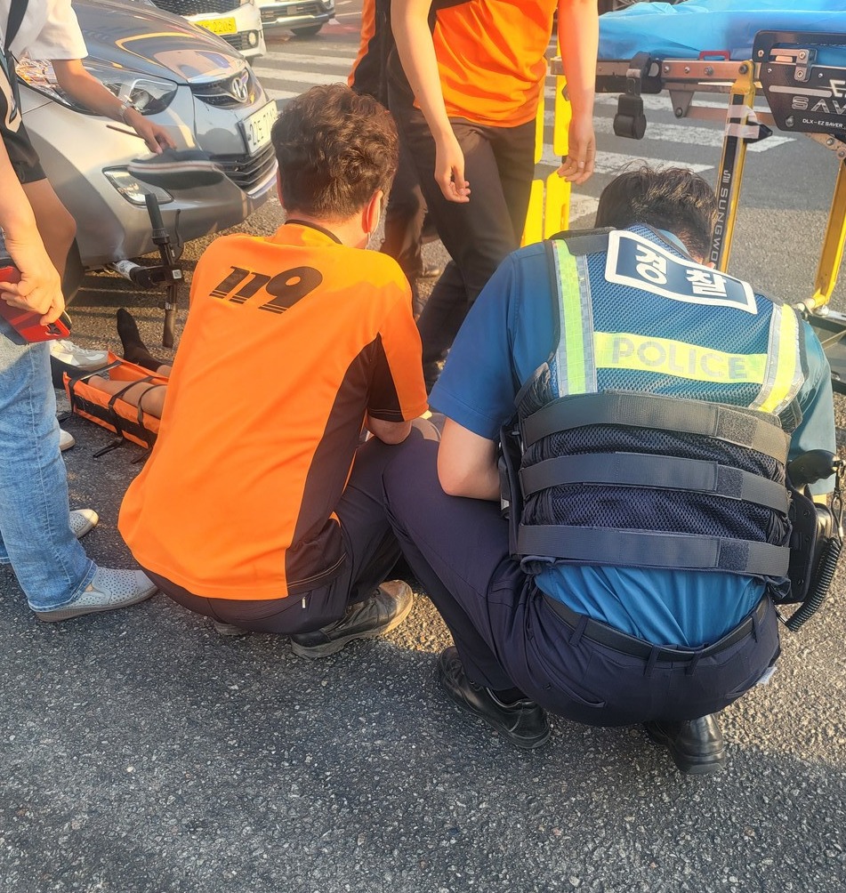 ▲ 119구급대가 사고현장에 출동해 쓰러진 학생을 응급처지하는 모습 ⓒ최정필 제공