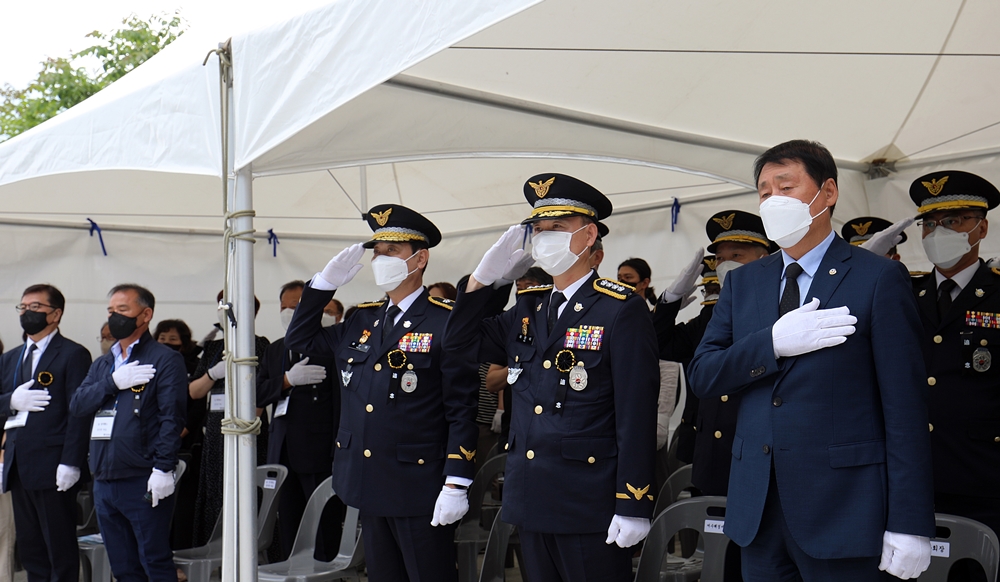▲ 여인태 교육원장(가운데)와 여수해경교육원 관계자들이 국기에 대한 경례를 하고 있다.