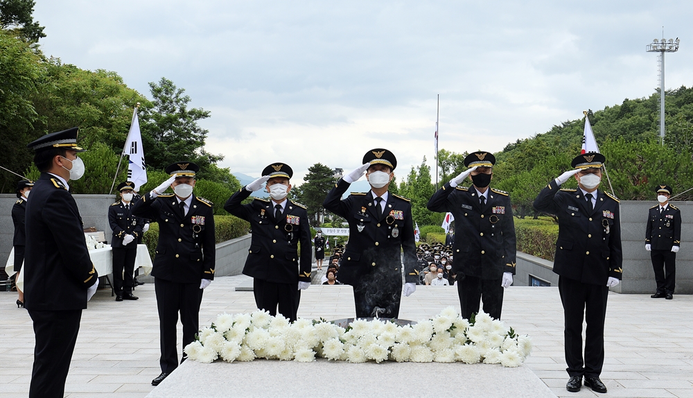 ▲ 여인태 교육원장(가운데)이 분향 후 경례하고 있다.