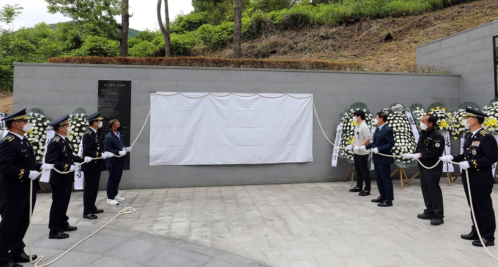 ▲ 위패 봉안 제막식 현장(오른쪽 두번째 여인태 교육원장)