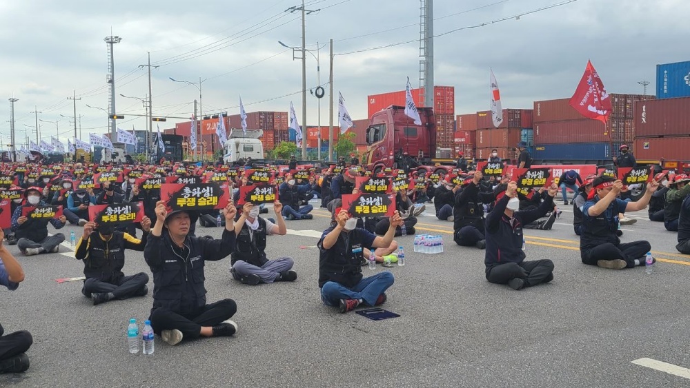 ▲광양항 서부컨테이너터미널 앞에서 진행된 화물연대 총파업 출정식 ⓒ민주노총 여수시지부