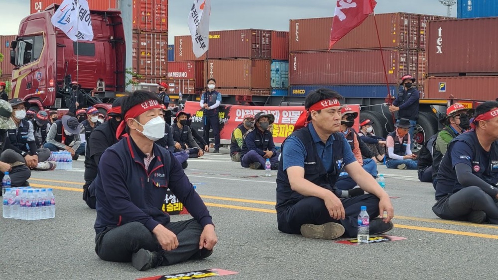 ▲ 광양항 서부컨테이너터미널 앞에서 진행된 화물연대 총파업 출정식 ⓒ민주노총 여수시지부