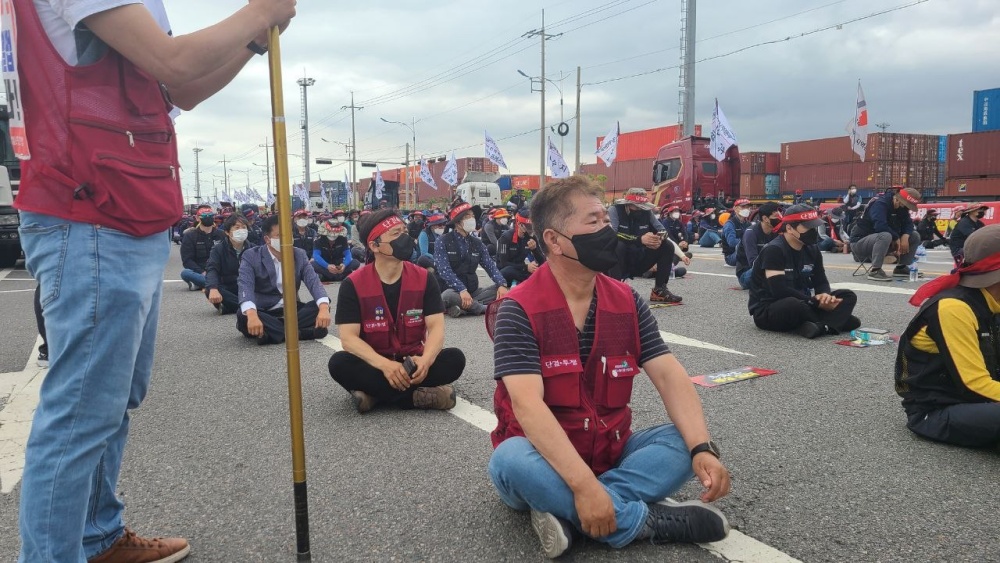 ▲ 광양항 서부컨테이너터미널 앞에서 진행된 화물연대 총파업 출정식 모습 ⓒ민주노총 여수시지부