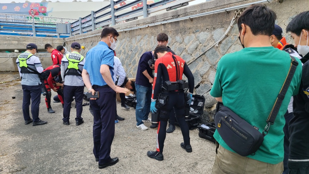 ▲ 신형 구조장비를 착용하는 해경 구조대원