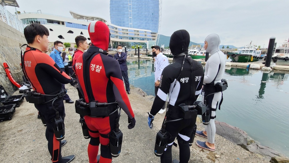 ▲ 장비 사용법을 설명하고 있다.