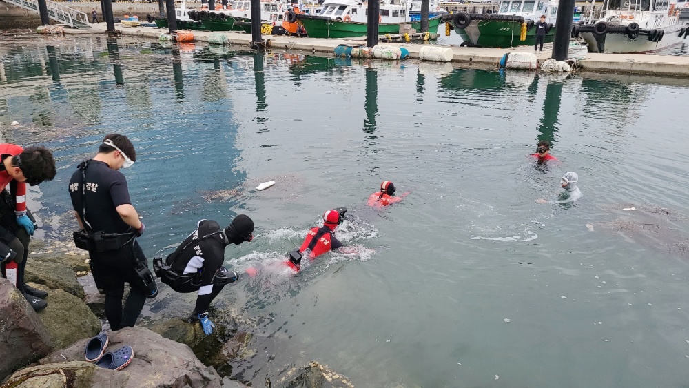 ▲ 신형 구조장비 착용 후 시연하는 모습