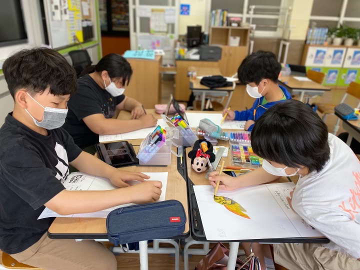 ▲ 기후위기 등을 주제로 미술작품을 완성하는 어린이들