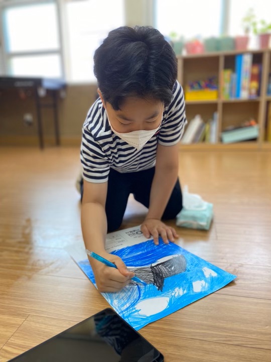 ▲ 기후위기 등을 주제로 미술작품을 완성하는 어린이들