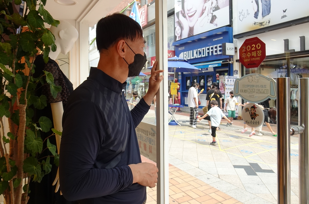 ▲ 진남상가에서 옷가게를 운영하는 김채식 씨는  골목문화축제를 계기로 상권이 활성화되기 바라고 있다
