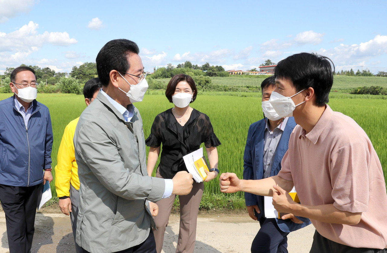 ▲지난해 김영록 전라남도지사가 청년농업인 영농현장인 장성군 진원면 ‘행복을팜’ 복숭아 농장을 방문했다.