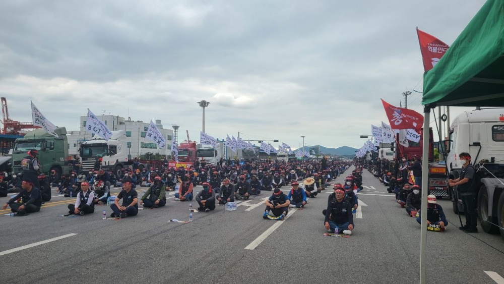 ▲ 광양항 서부컨테이너터미널 앞에서 진행된 화물연대 총파업 출정식 모습 ⓒ민주노총 여수시지부