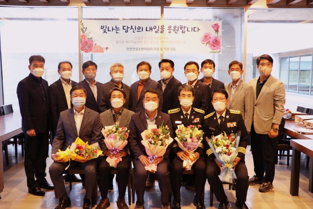 ▲ 전남도의회 안전건설소방위원회가 상반기 퇴직공직자 공로패 수여식을 개최했다.