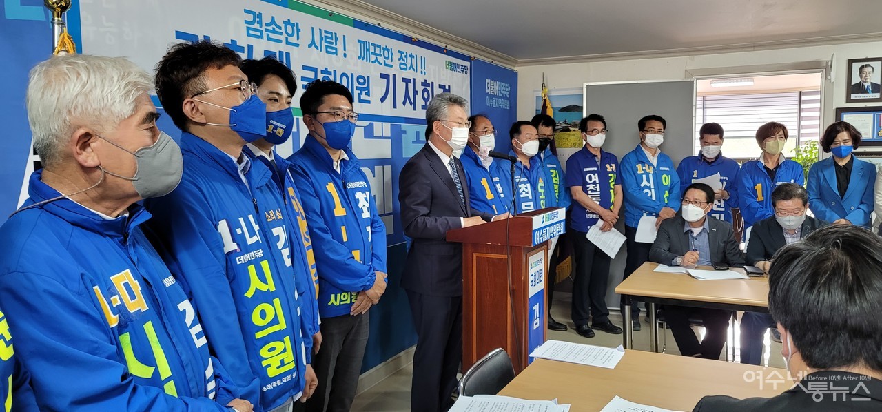 ▲ 지난달 민주당 여수을 지역위원회 김회재 의원을 비롯 정기명 시장 후보와 시·도의원 후보 19인이 6.1 지방선거 승리 결의를 다지고 있다