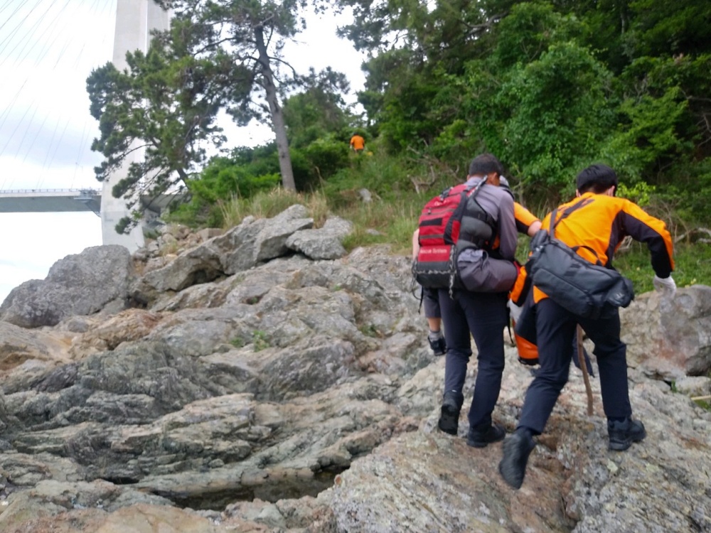 ▲ 여수소방서 119 구조대원이 부상자를 부축해 이동하고 있다.