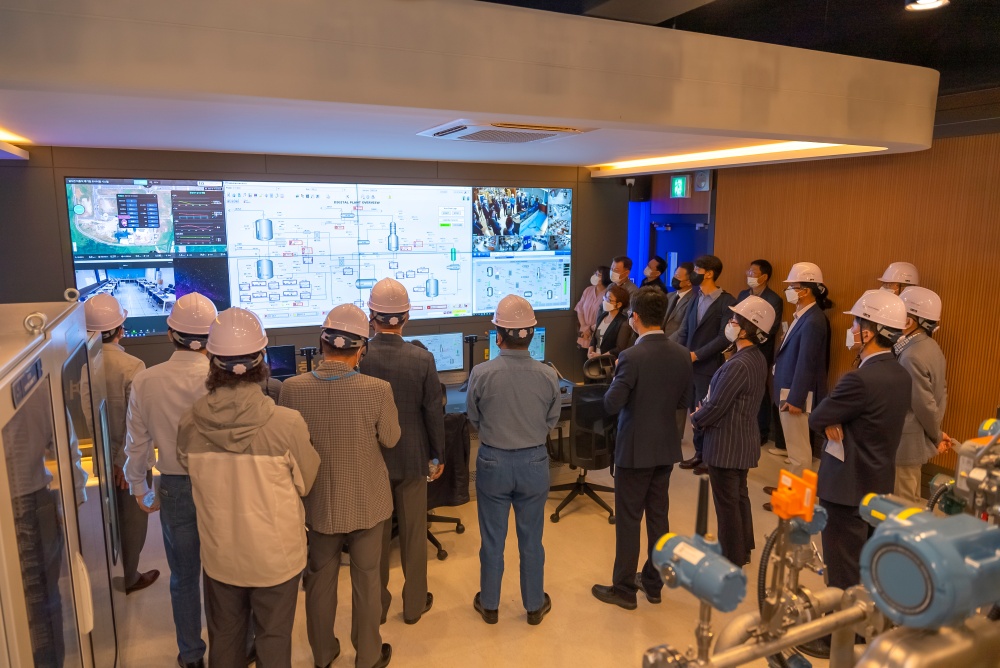 ▲ 스마트제조랩을 둘러보는 관계자