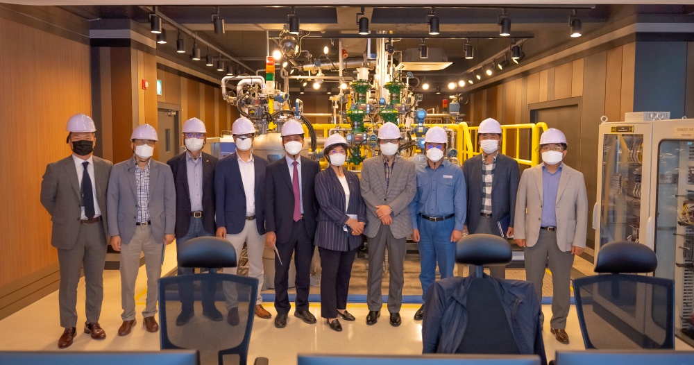 ▲  스마트제조랩에서 단체사진을 찍고 있다.