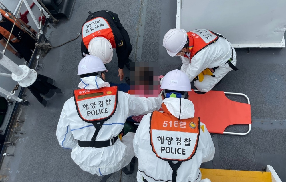 ▲ 응급처치를 마친 부상자를 이송하고 있다.