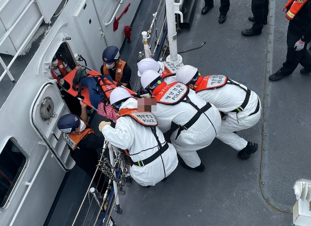 ▲ 응급처치를 마친 부상자를 이송하고 있다.