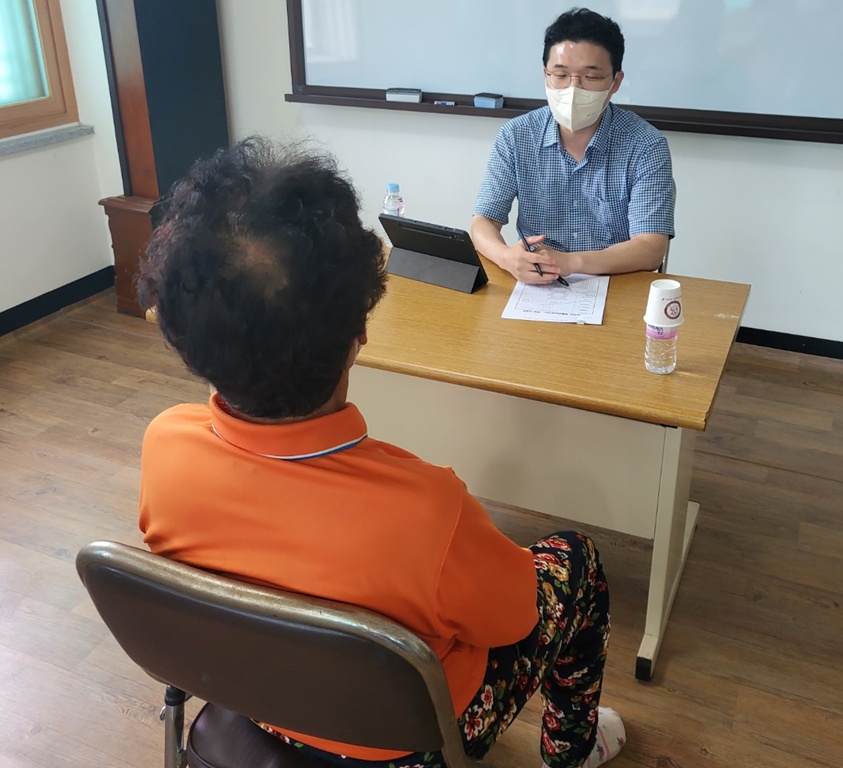 ▲ 법률상담을 받는 어르신
