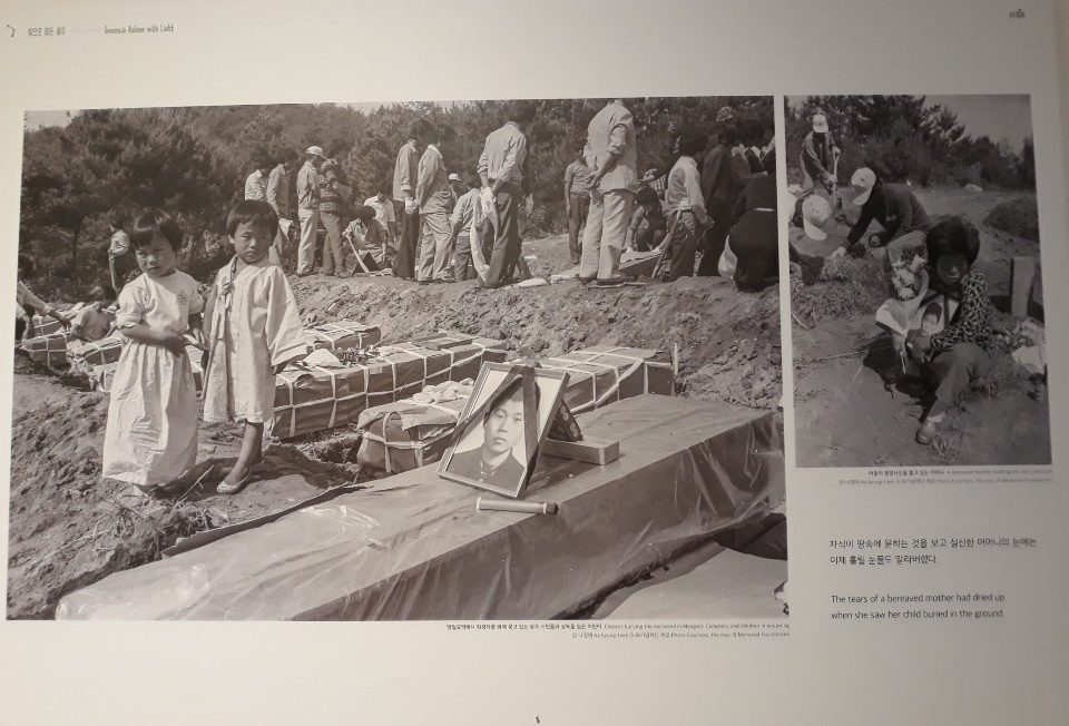 5.18 민주화운동 중 희생당한 시신들이 망월묘역에 묻혔다