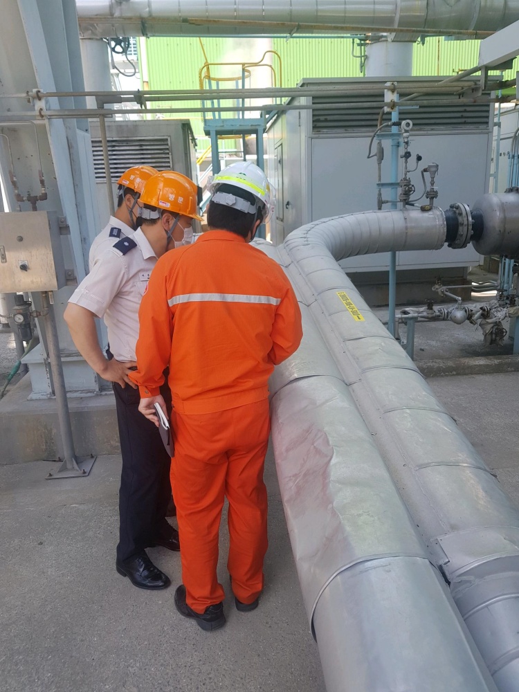 ▲ 여수소방서 산업안전팀이 입주사업체 안전점검에 나섰다.