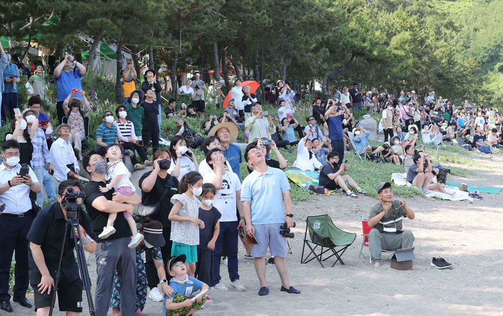 ▲ 한국형 발사체 누리호 2차 발사를 지켜보는 국민들