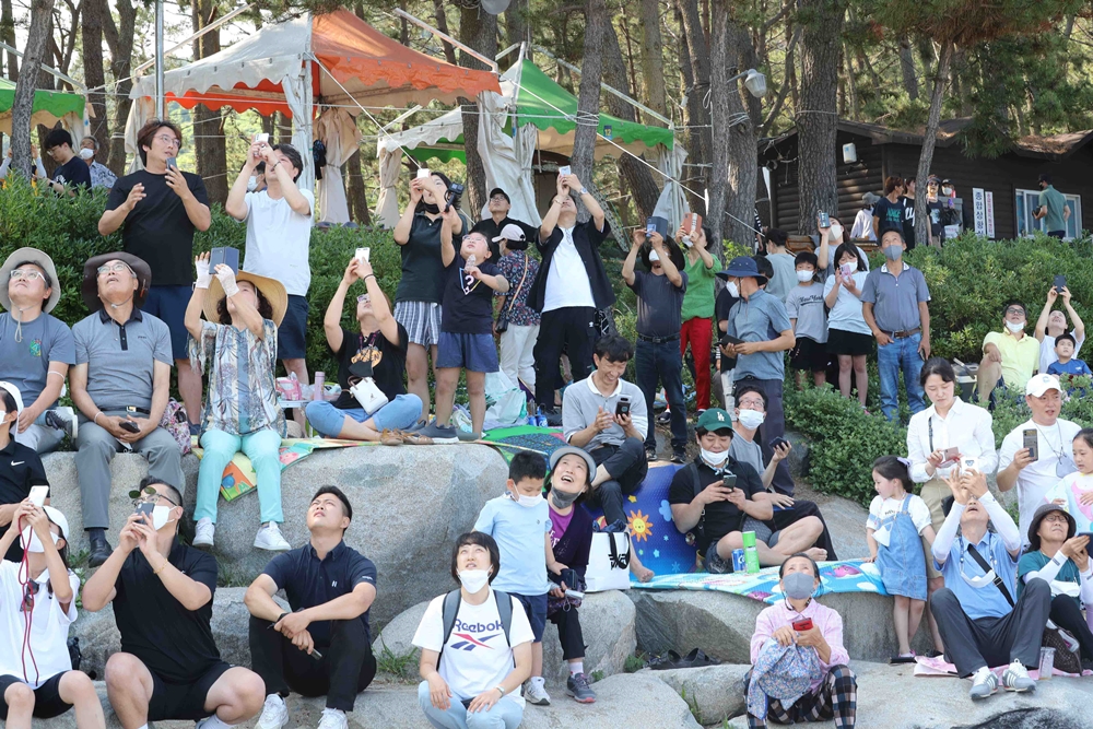 ▲ 한국형 발사체 누리호 2차 발사를 지켜보는 국민들