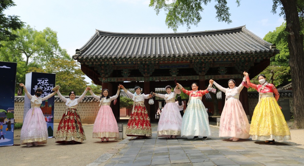 ▲ 한옥마을 앞에서 찰칵