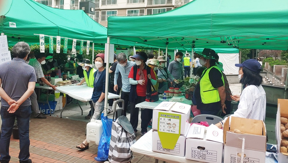 ▲ 학동 신동아파밀리에 단지 내에서 열린 직거래장터 현장