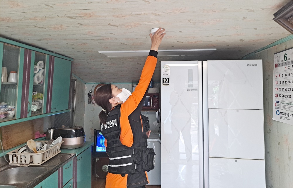 ▲ 여수소방서 119생활안전순찰대 안전점검 모습