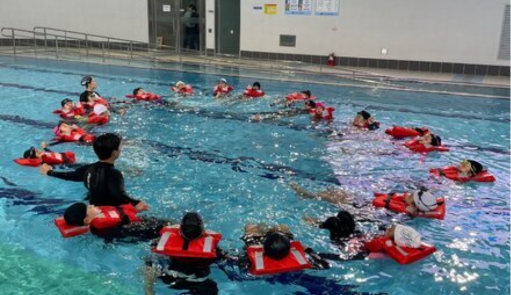 ▲ 여수시청소년해양교육원 생존수영 교육 모습