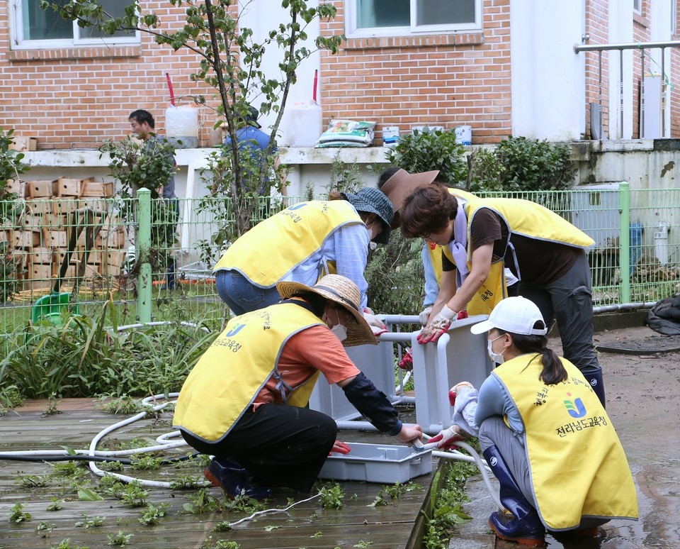 전남도교육청 직원들이 구례 토지면 피아골 일대를 방문해 수해복구작업을 도왔다