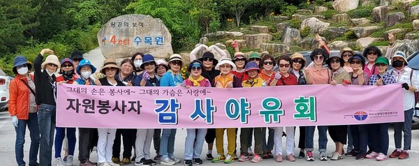 ▲ 여수시장애인종합복지관과 함께 하는 자원봉사자들이 단체사진을 찍고 있다